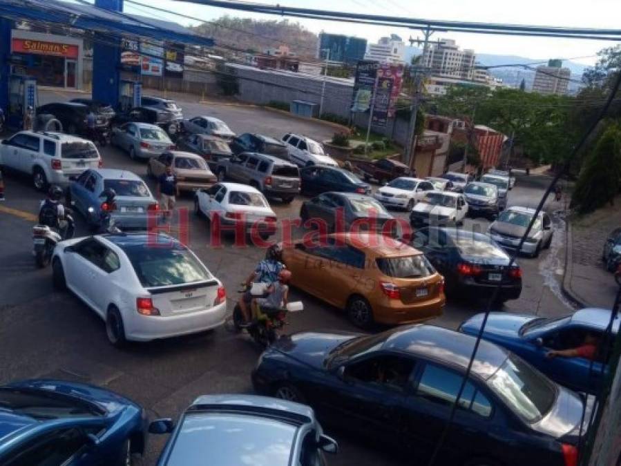 FOTOS: Enormes filas en gasolineras para abastecerse de combustible