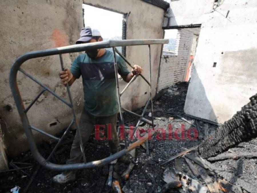 Afectados limpian escombros de casas reducidas a cenizas por incendio en colonia Divanna (FOTOS)