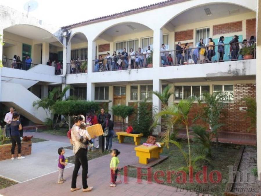 FOTOS: Largas filas de docentes que buscan obtener una plaza vacante