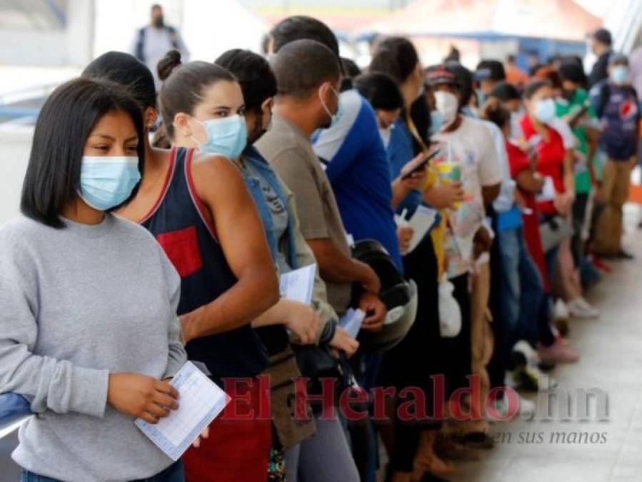 Largas filas y en orden: Así continuó la aplicación de la vacuna de refuerzo anticovid en la capital