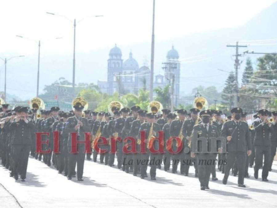 Por aire y tierra: con desfiles interinstitucionales rinden honor en el Bicentenario