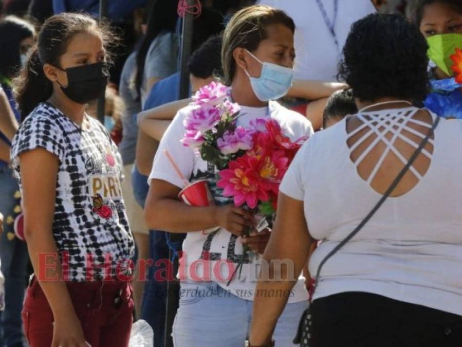 Flores, dulces y pastel: así festejan los capitalinos el Día de las Madres