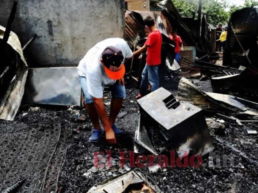 Lágrimas y dolor: incendio arrasa con dos casas en la Nueva Capital (FOTOS)