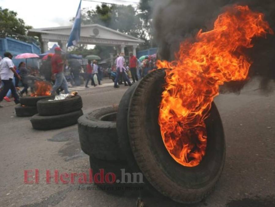 Tensión y quema de llantas: las imágenes de las protestas de este miércoles en la capital