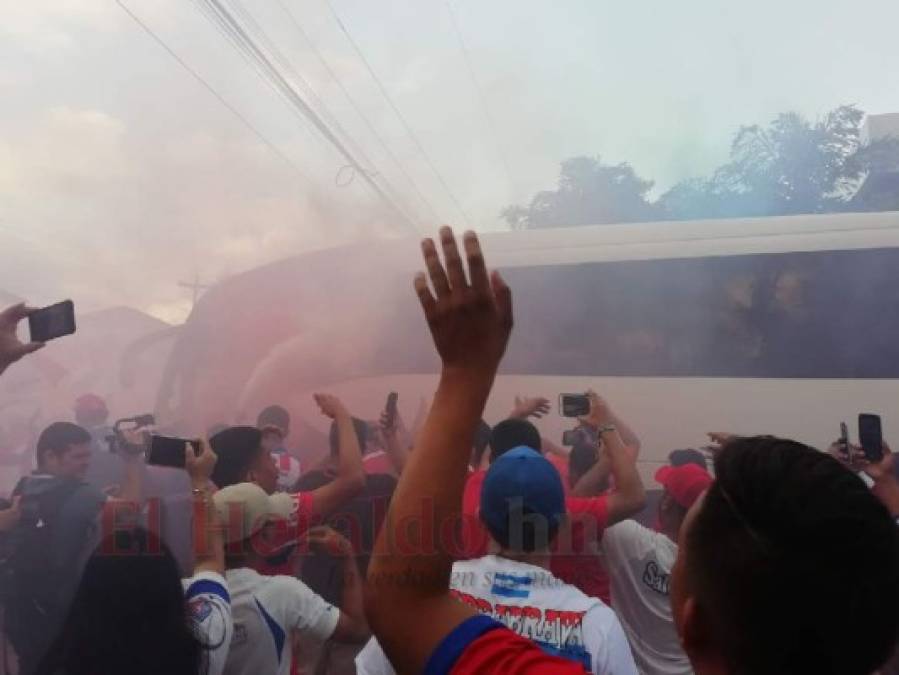 FOTOS: La Ultra Fiel pinta de tricolor las calles sampedranas en apoyo al León