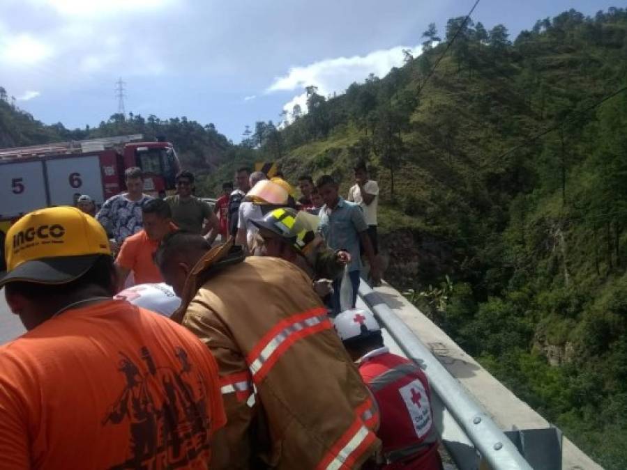 Imágenes del choque entre dos pick-up en la cuesta de La Virgen