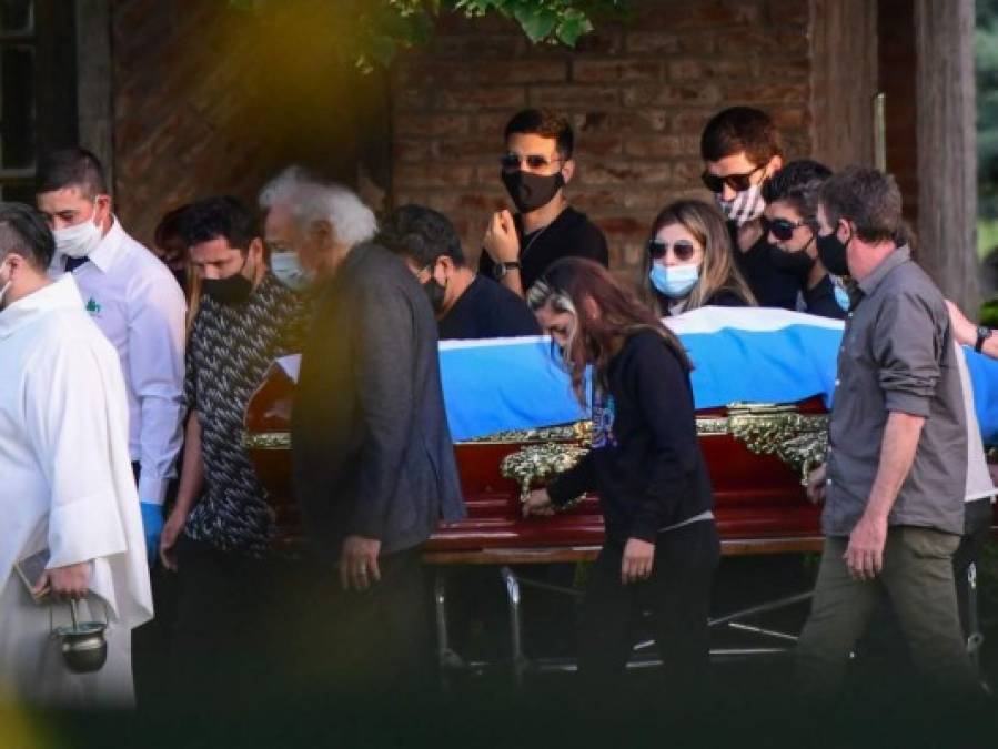 Al lado de sus padres, Maradona fue enterrado en una ceremonia privada