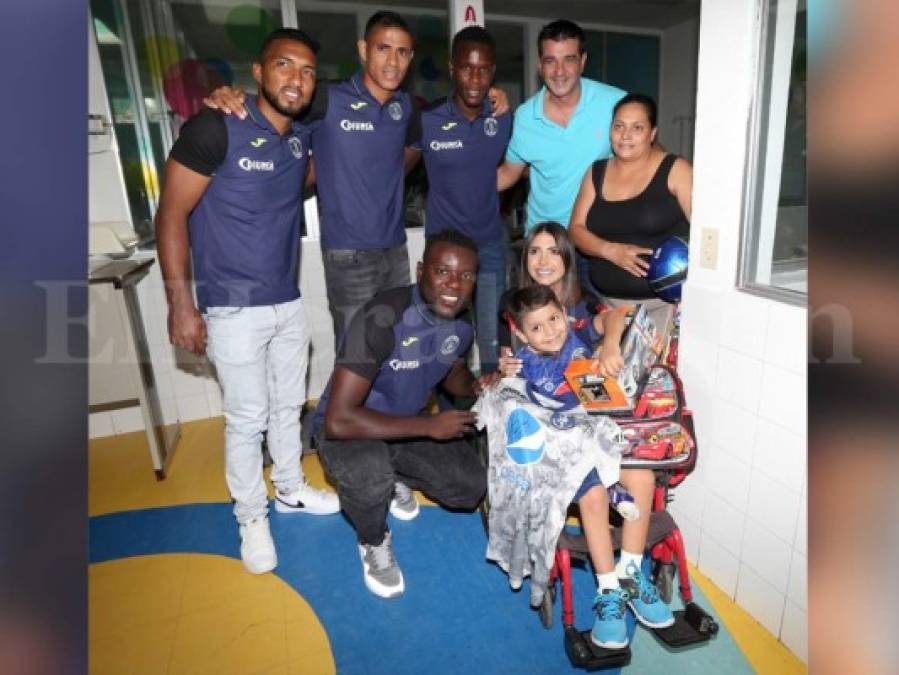 Motagua llena de alegría al pequeño José Luis Castellanos, un niño que sufre hemofilia