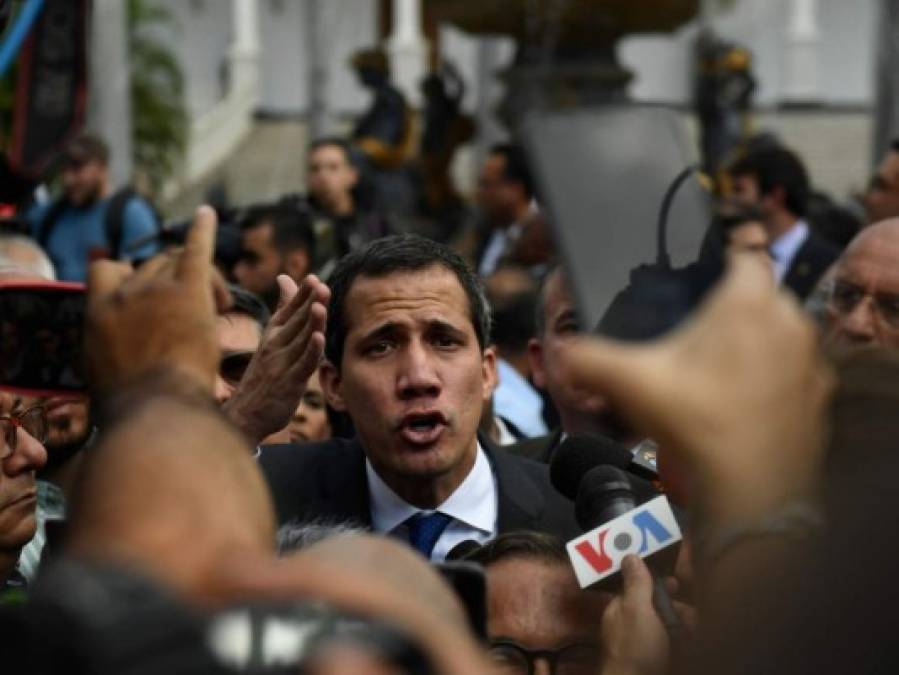 La caótica llegada de Juan Guaidó al Parlamento para su juramentación