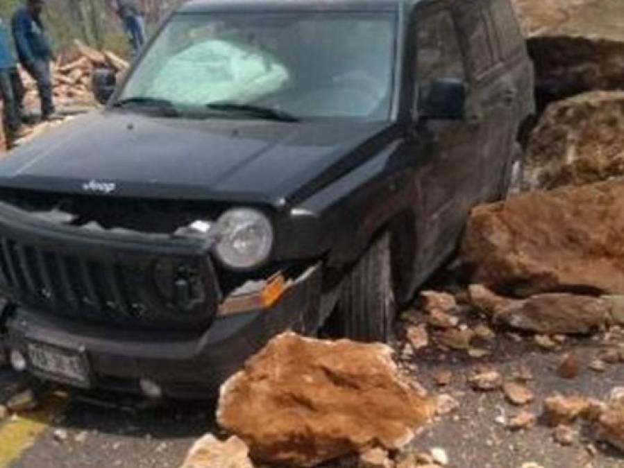 Pánico, pacientes en camilla a la calle y derrumbes: los daños del sismo en México (FOTOS)