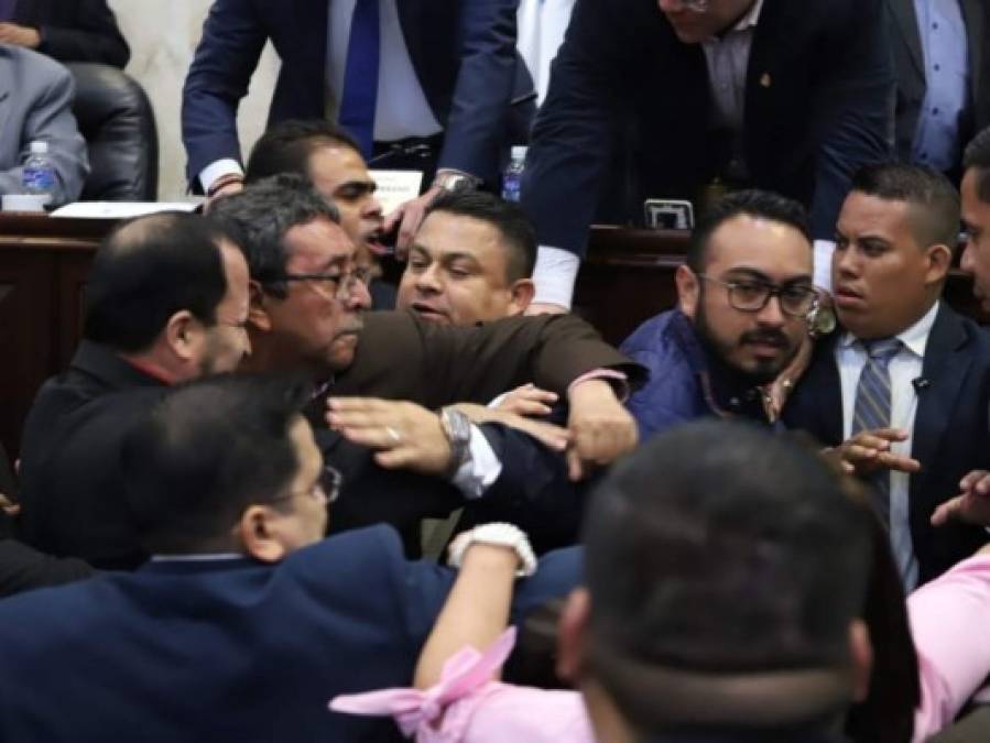 FOTOS: Empujones y gritos durante zafarrancho en el Congreso Nacional  