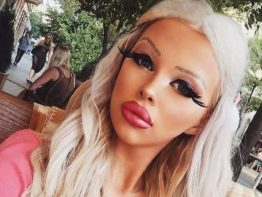 FOTOS: Mujer gasta miles de dólares al año para tener el cuerpo de la muñeca Barbie