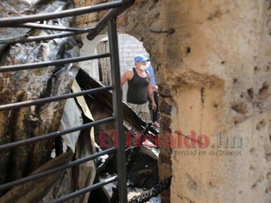 Afectados limpian escombros de casas reducidas a cenizas por incendio en colonia Divanna (FOTOS)