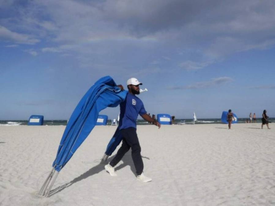 FOTOS: El huracán Isaías azota las Bahamas mientras avanza a Florida