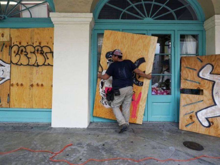 Evacuaciones masivas y estado de emergencia, golfo de EE UU se prepara para el huracán Ida