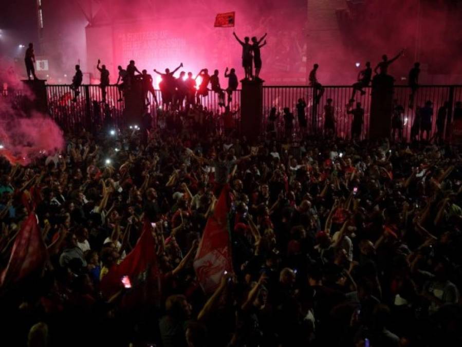 ¡Se les olvidó la pandemia! Miles celebran el título del Liverpool