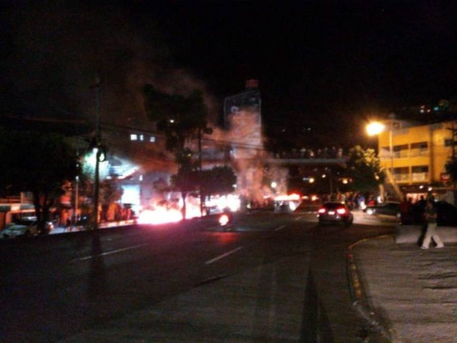 FOTOS: Quema de llantas, caos vial y protestas se reporta la noche de este miércoles en la capital de Honduras