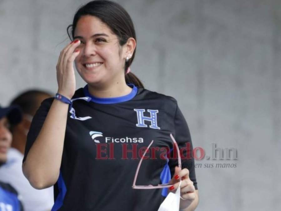 Bellas aficionadas engalanan el Olímpico; disfrutarán el Honduras-Costa Rica