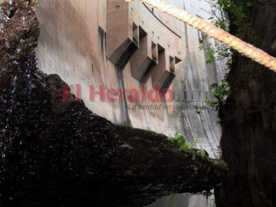 Así se ejecuta la descarga de agua en la represa El Cajón (Fotos)