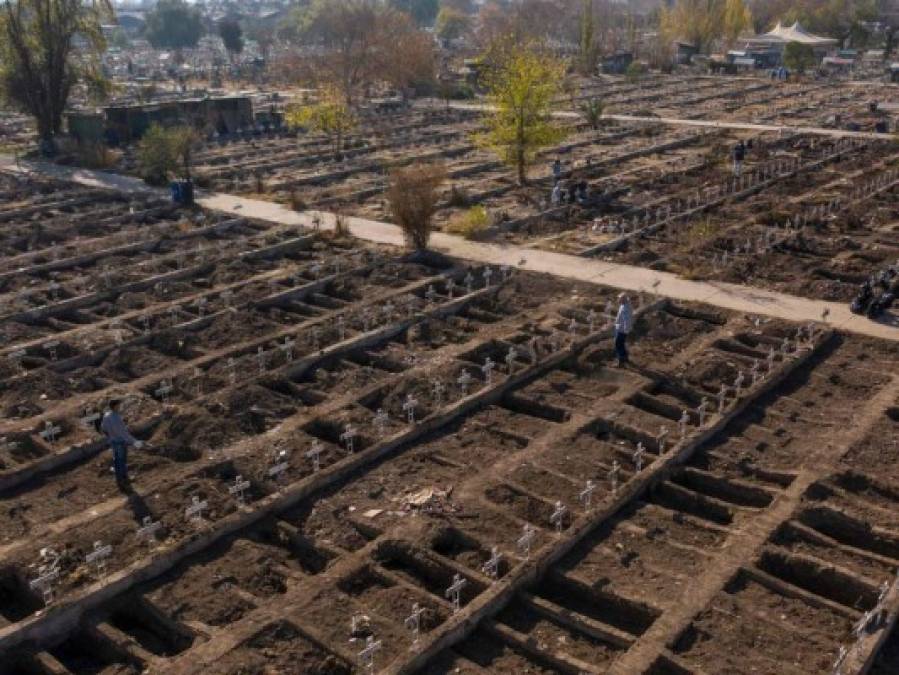 Récord de muertes diarias por Covid-19 en Chile entre polémica por tumbas