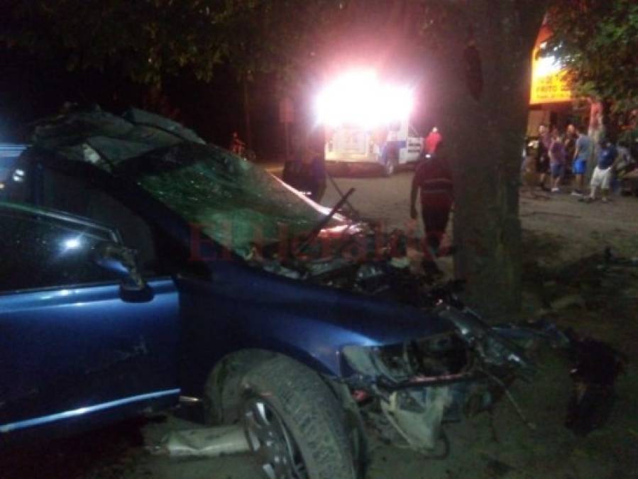Las imágenes que dejó el aparatoso accidente que cegó la vida de dos jóvenes en Danlí