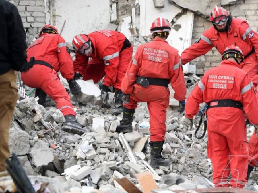 Duras imágenes: Albania busca desesperadamente sobrevivientes del sismo
