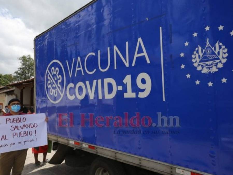 FOTOS: Con pancartas y sonrisas Ojojona recibe vacunas donadas por El Salvador  