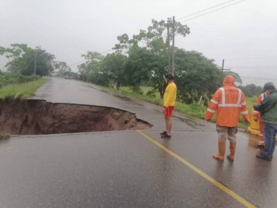 Derrumbes, puentes caídos y hundimiento de carreteras, los estragos que provoca Eta en Honduras