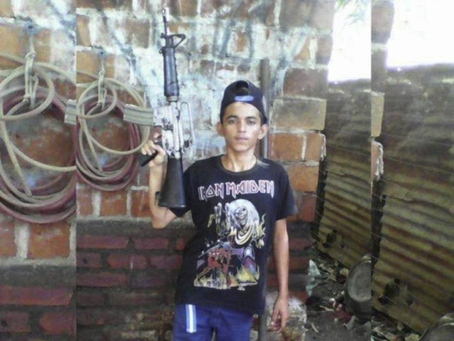 Mareros salvadoreño de la MS-13 exhiben sus armas en redes sociales