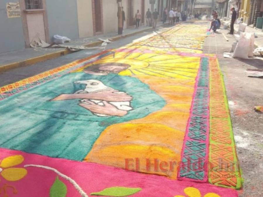 FOTOS: Coloridas y representativas alfombras se exhiben en la capital de Honduras