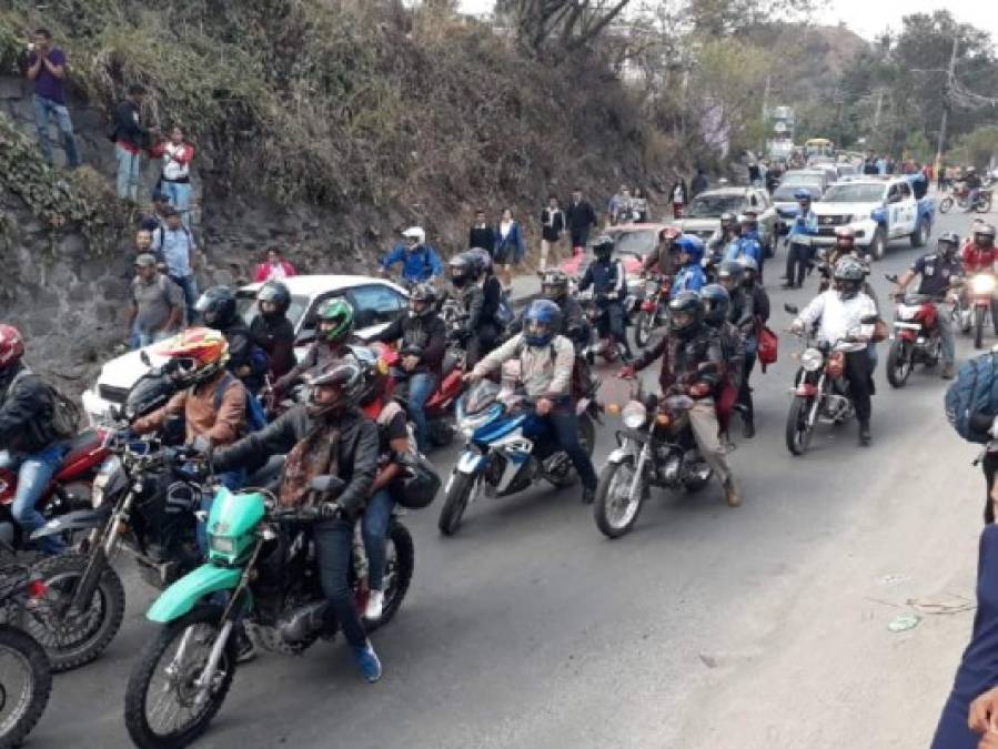 Imágenes del caos vial en la salida al sur ante la toma de calle de los pobladores de la aldea Yaguacire