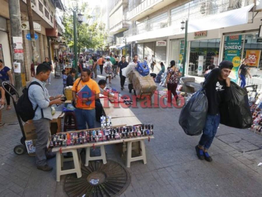 Vendedores ambulantes tienen luz verde para ofrecer su mercancía en el Paseo Liquidámbar