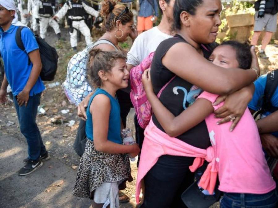 Duro trato a caravana migrante no causa indignación en México (FOTOS)