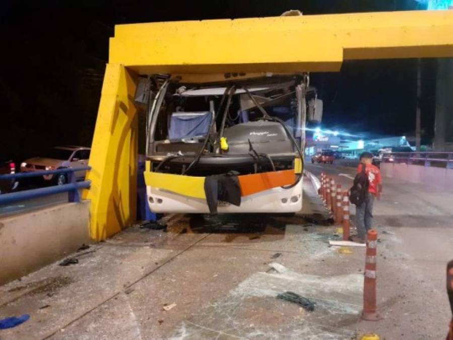Las fotos que dejó la colisión de bus contra vía rápida en la capital