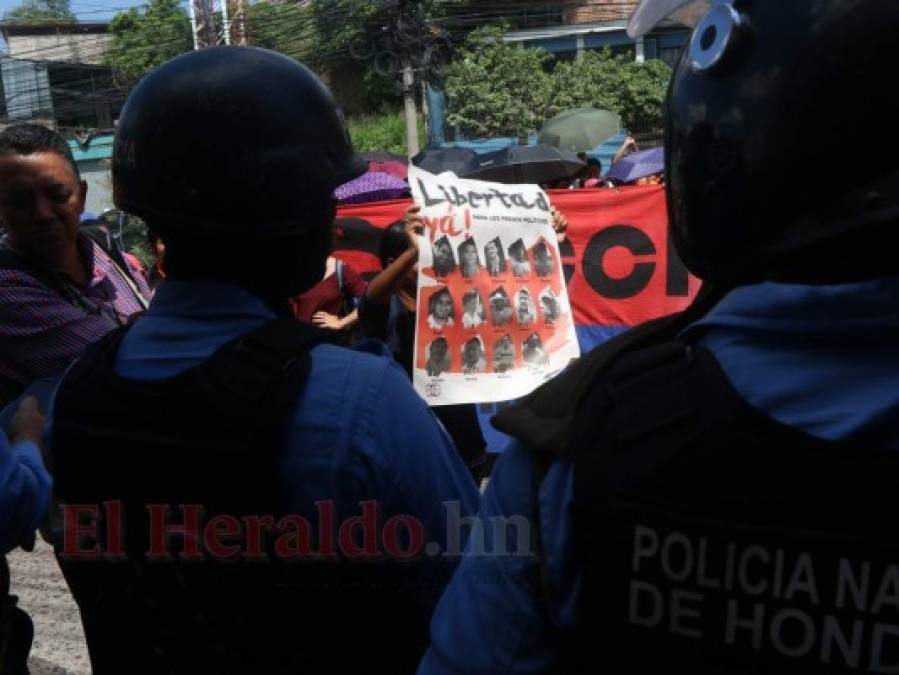 Llanto y tristeza de familiares al conocer que maestro seguirá en la cárcel por quemar Embajada de EE UU