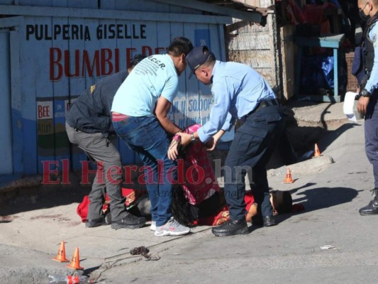 FOTOS: Luto y llanto en escena de masacre en la Villa Nueva