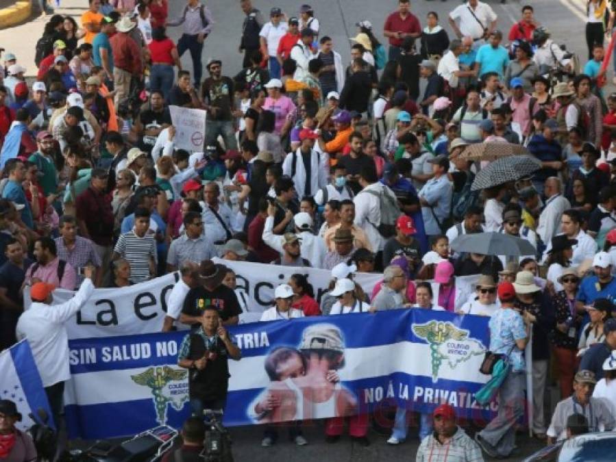 FOTOS: Colegios cerrados, sin atención en IHSS y marchas de maestros, médicos y estudiantes en otro día de protestas