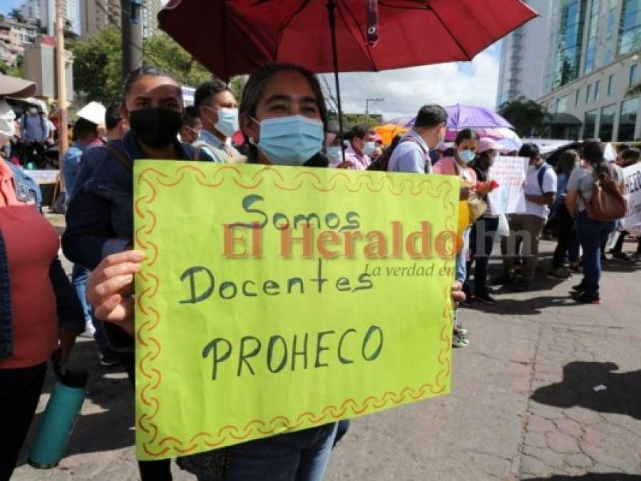 Miles de maestros Proheco protestan por su permanencia en la capital (FOTOS)