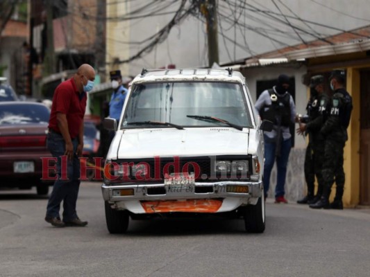 Imágenes de la escena del crimen: matan a hombre dentro de un carro en la 28 de Marzo