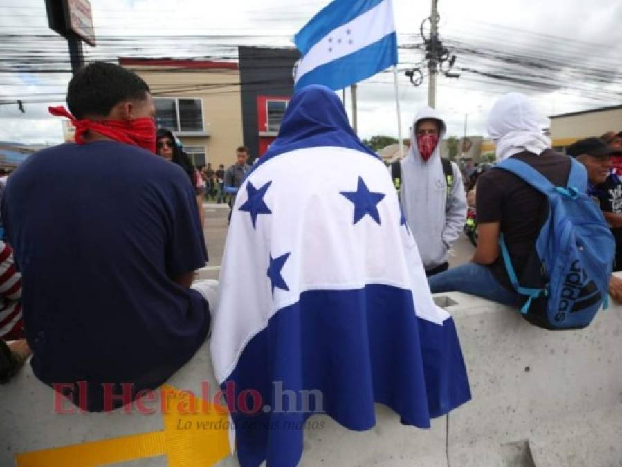 Tensión y quema de llantas: las imágenes de las protestas de este miércoles en la capital