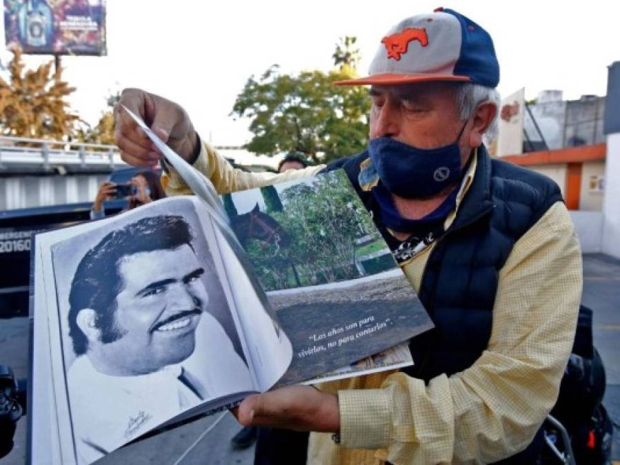 Con mariachis y retratos, fanáticos rinden homenaje a Vicente Fernández
