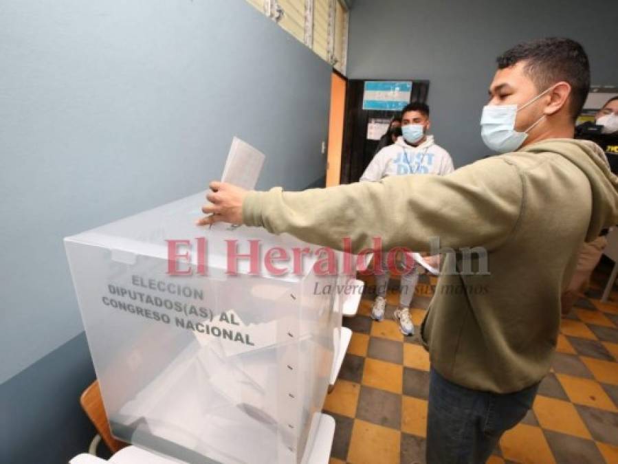 Acompañados de sus caninos, jóvenes acuden a votar en las Elecciones Generales  