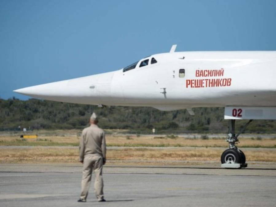 FOTOS: Los cuatro bombarderos que Rusia envió a Venezuela para defensa