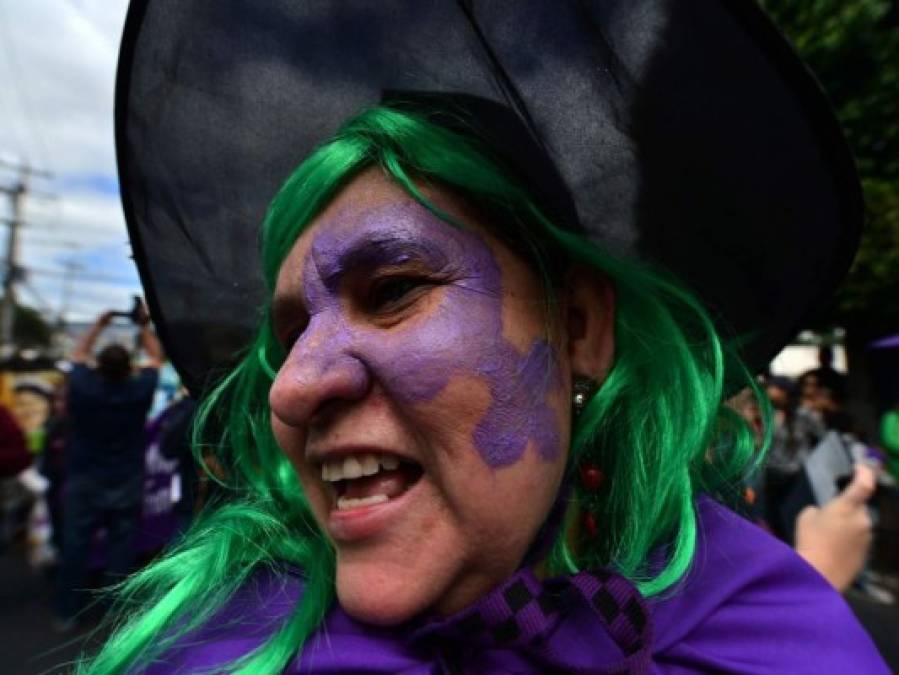 FOTOS: Con quema de monigotes, hondureñas celebran día contra la violencia hacia la mujer