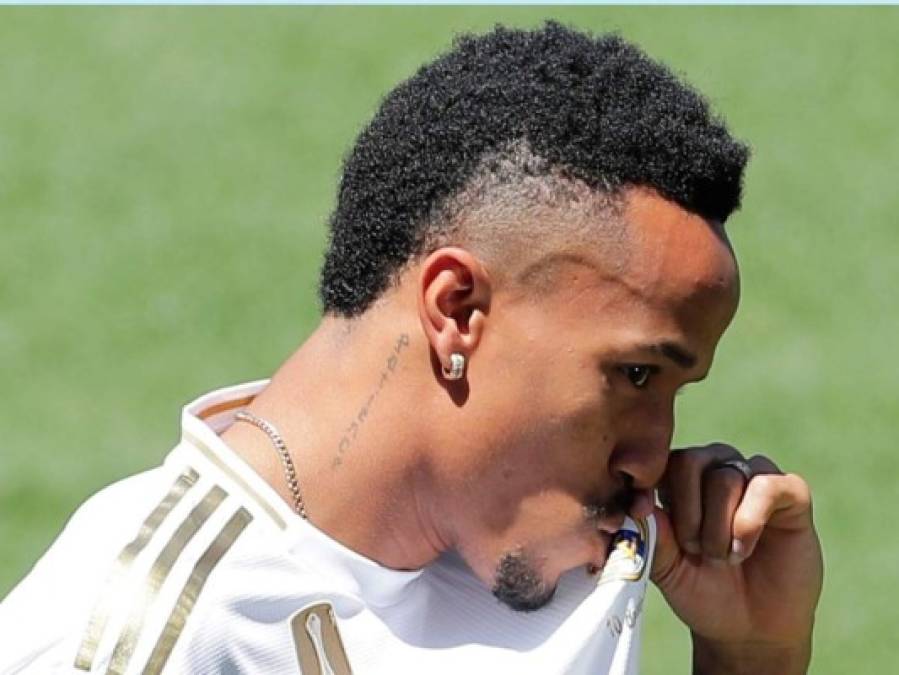 FOTOS: ¡Casi se desmaya! Así fue la peculiar presentación de Éder Militao con el Real Madrid