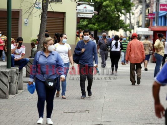 FOTOS: Higiene, distancia y ventas en primer día de reapertura en la capital
