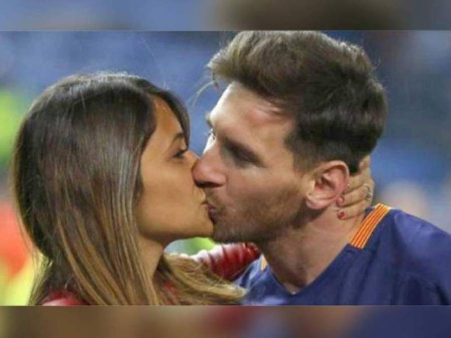 Fotos: Los besos más apasionados de los futbolistas y sus parejas
