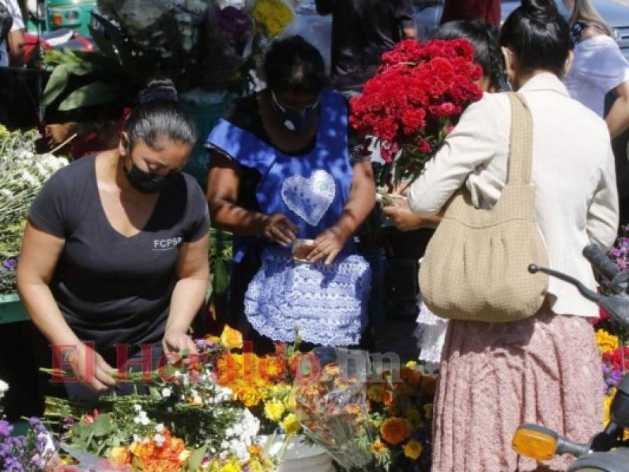 Flores, dulces y pastel: así festejan los capitalinos el Día de las Madres
