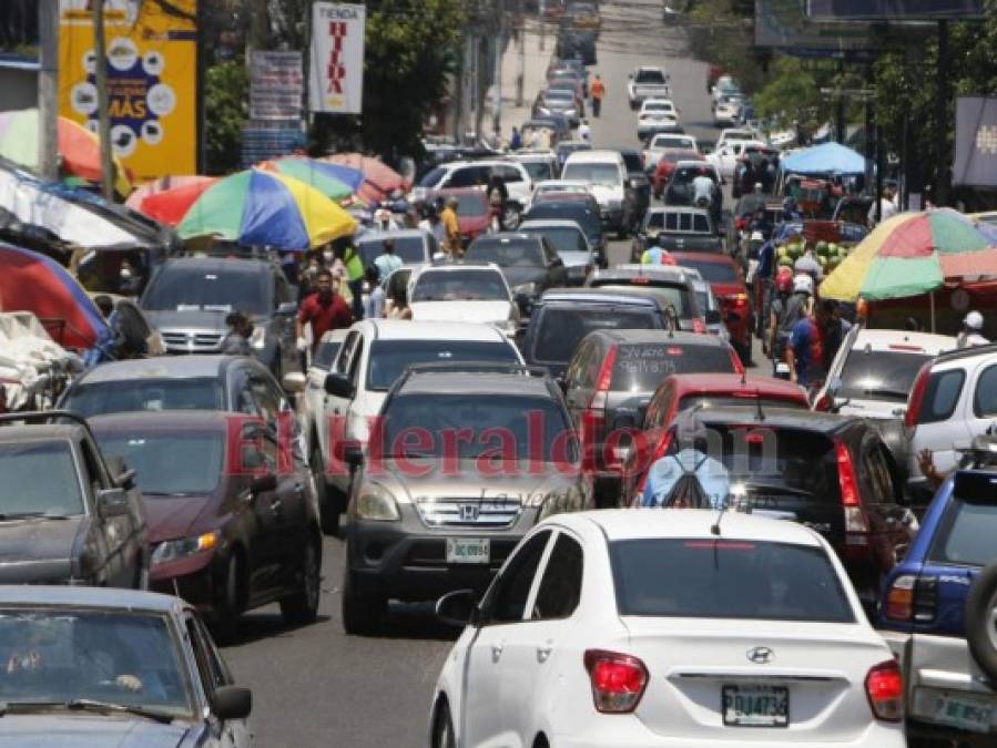 FOTOS: Sin normas de bioseguridad, capitalinos salen a abastecerse