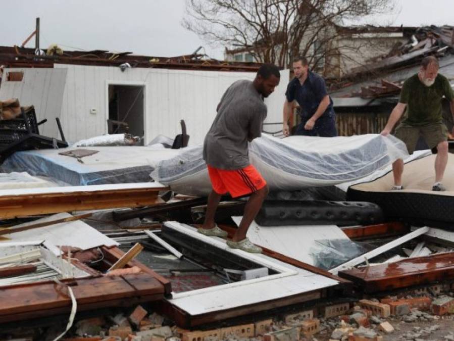 Dolor y devastación por el huracán Laura en el sur de EEUU (FOTOS)